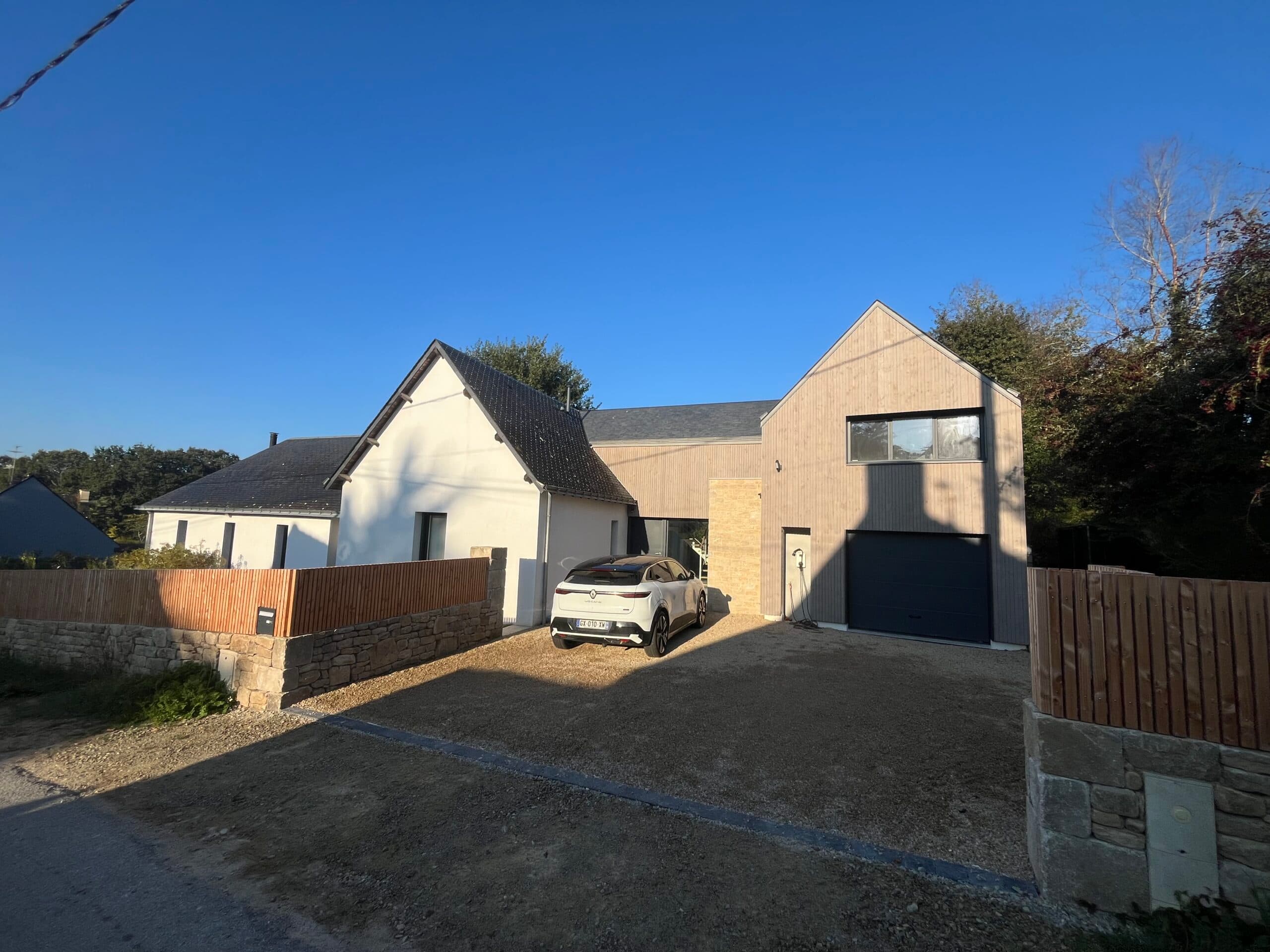 Maison contemporaine isolée en campagne bretonne avec garage accolé, construction neuve par AJY Maçonnerie.