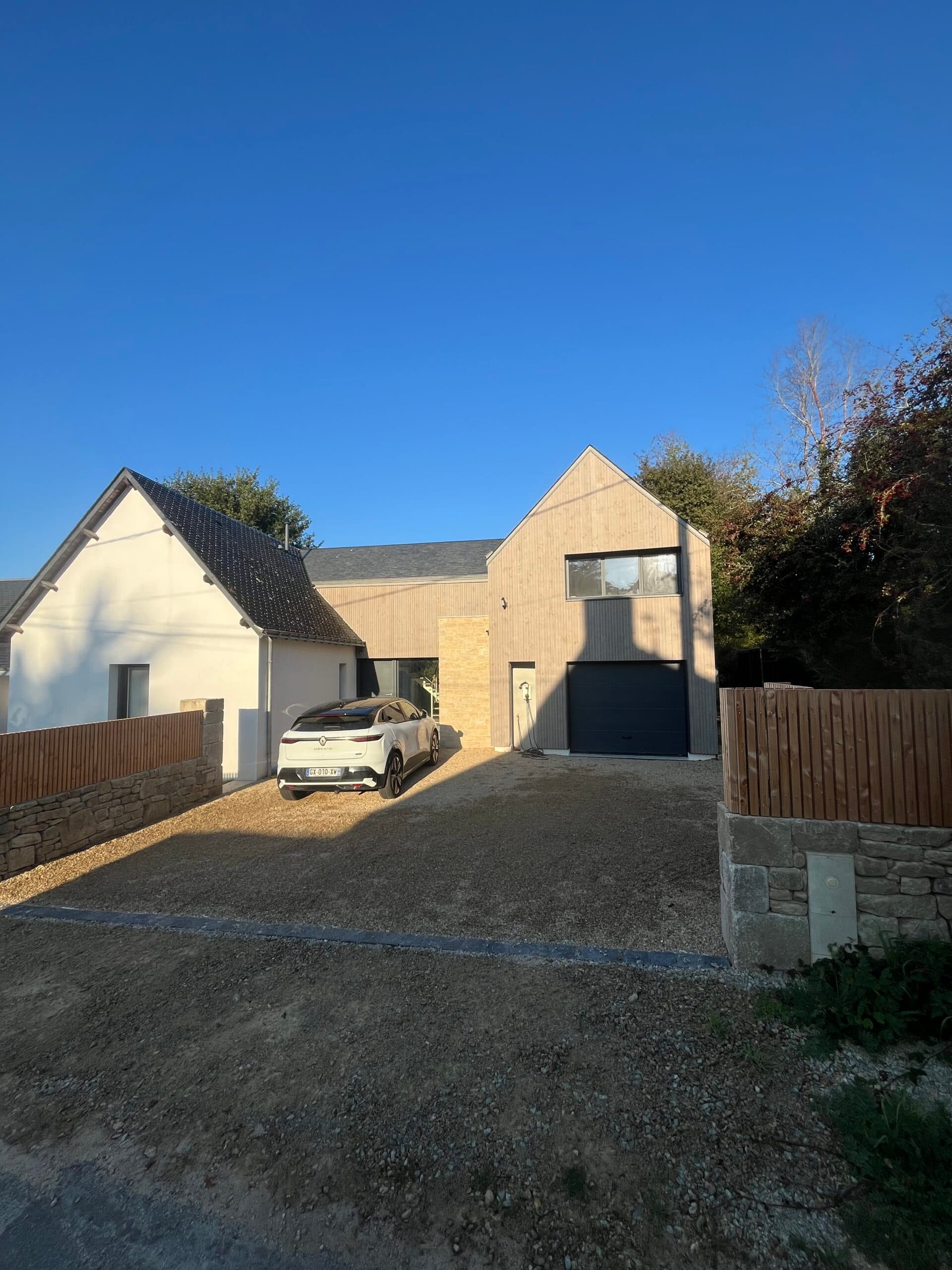 Maison contemporaine isolée en campagne bretonne avec garage accolé, construction neuve par AJY Maçonnerie.