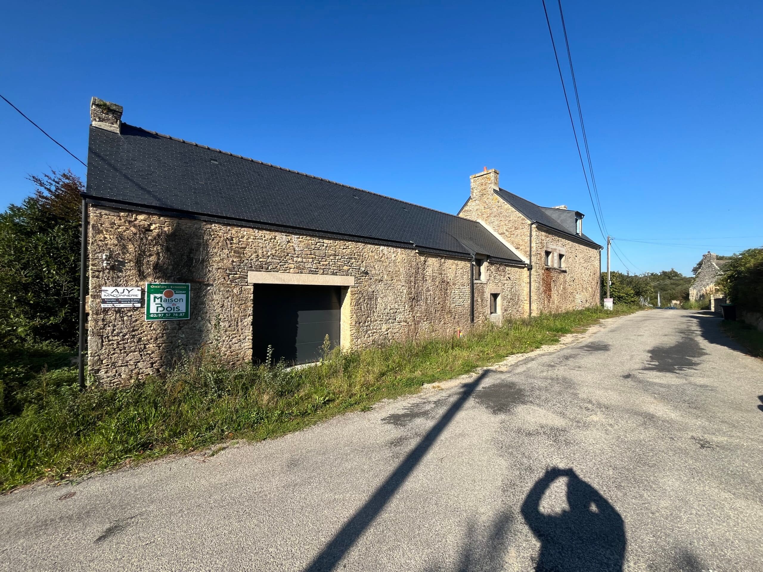Grande maison de caractère aux volets bois et encadrements en pierre à réhabiliter, futur projet de rénovation globale confié à AJY Maçonnerie.