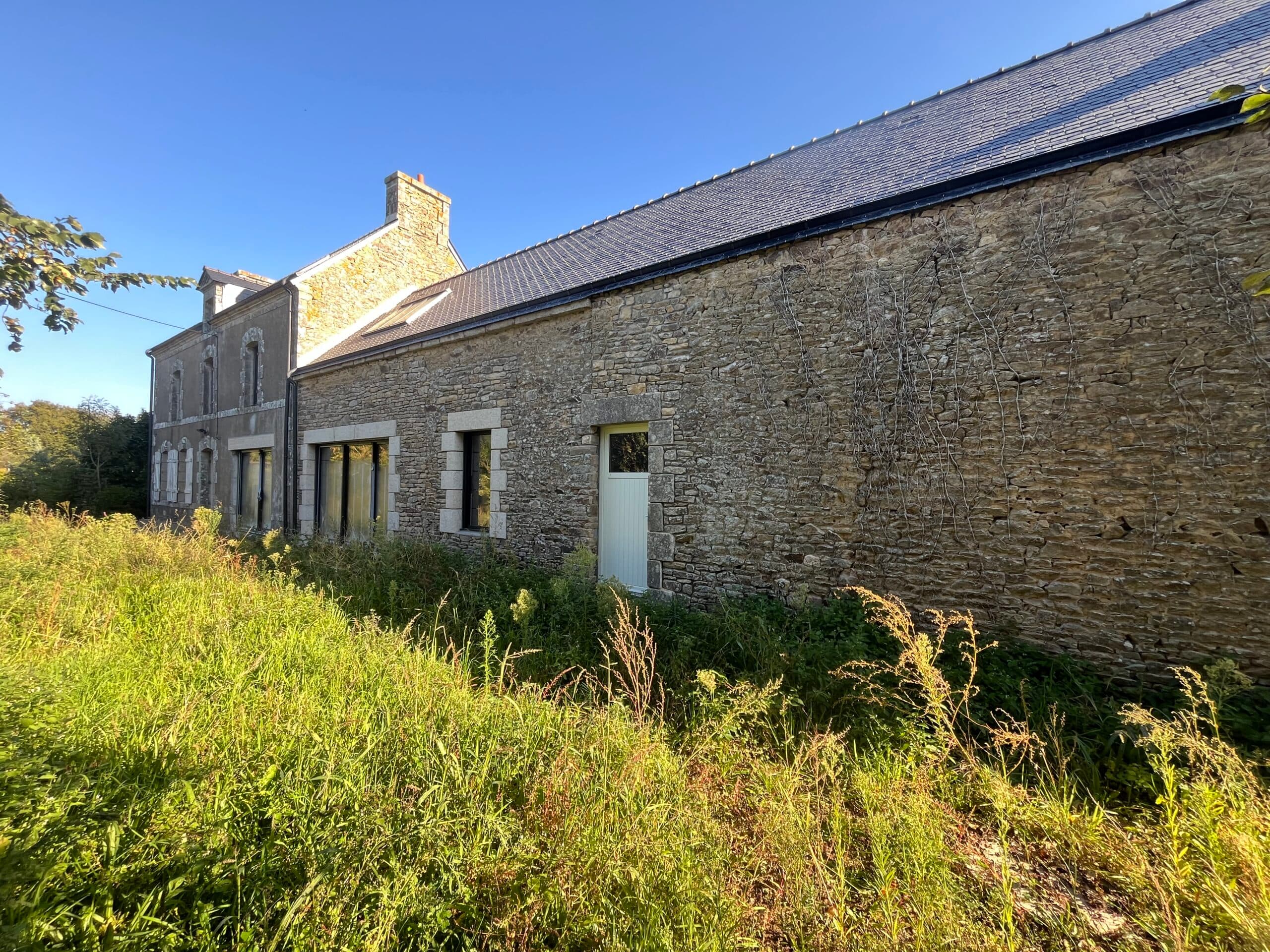Fourgon noir d’entreprise stationné en ville représentant le véhicule type utilisé par AJY Maçonnerie pour intervenir rapidement sur ses chantiers.
