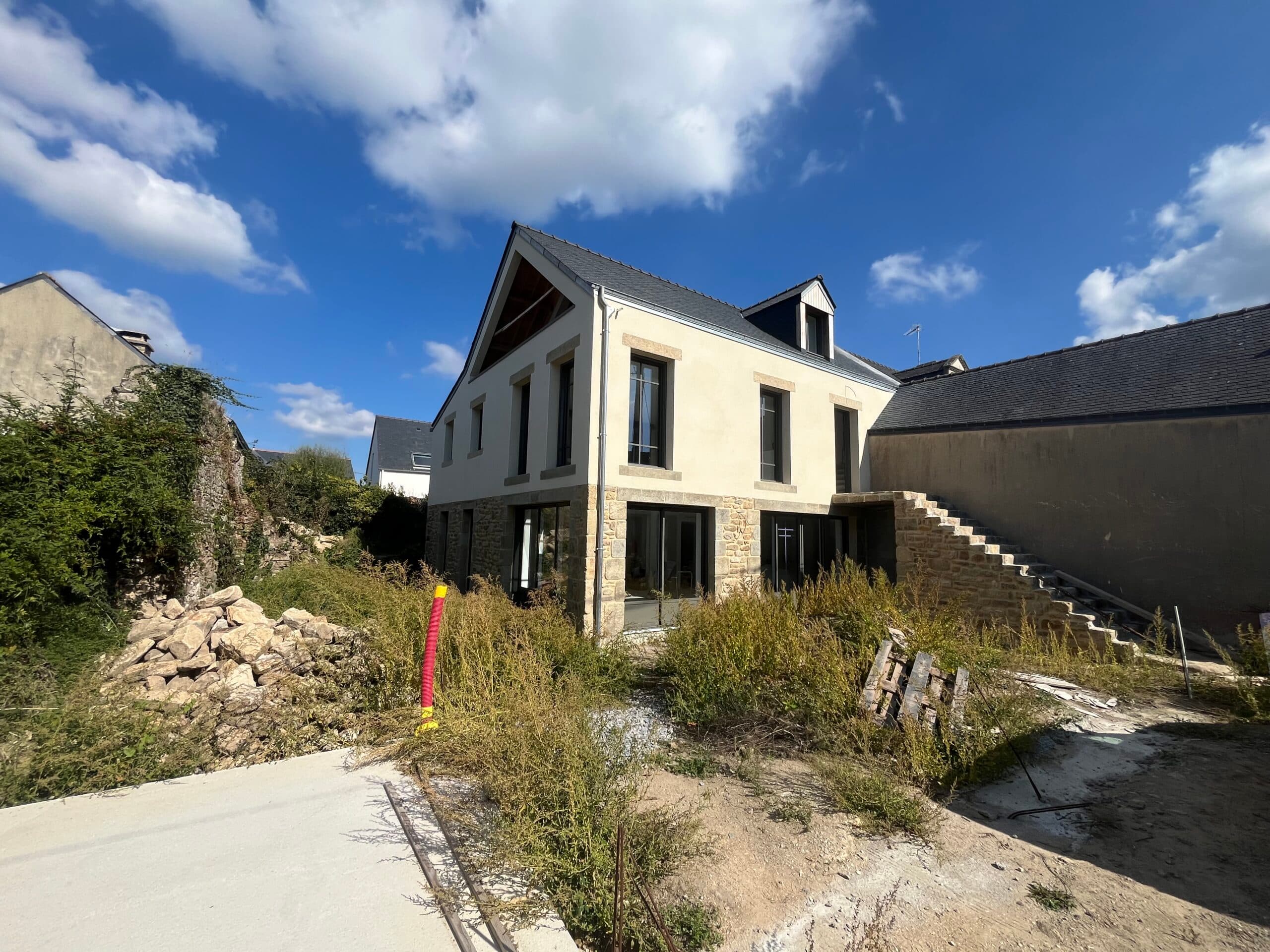 Grande maison neuve avec soubassement en pierre et façades enduites, chantier AJY Maçonnerie avant aménagement extérieur.