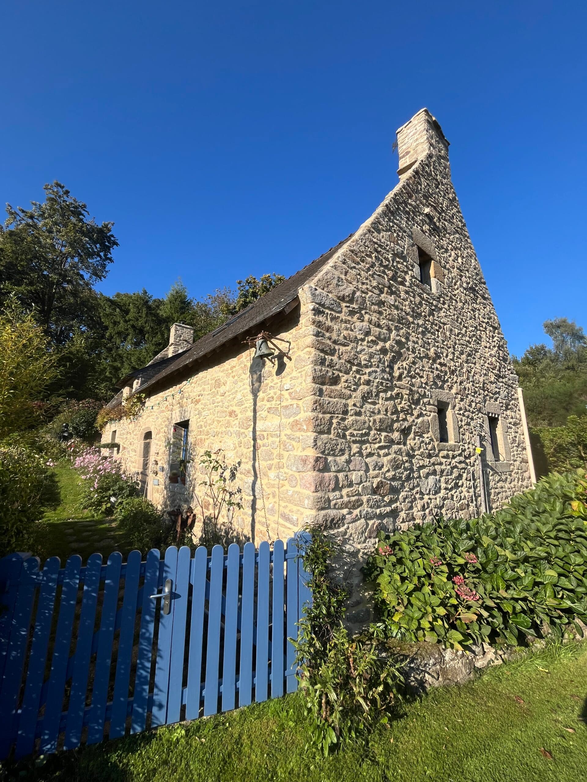Pignon en pierre avec joint traditionnel soigné sur maison bretonne rénovée par AJY Maçonnerie.