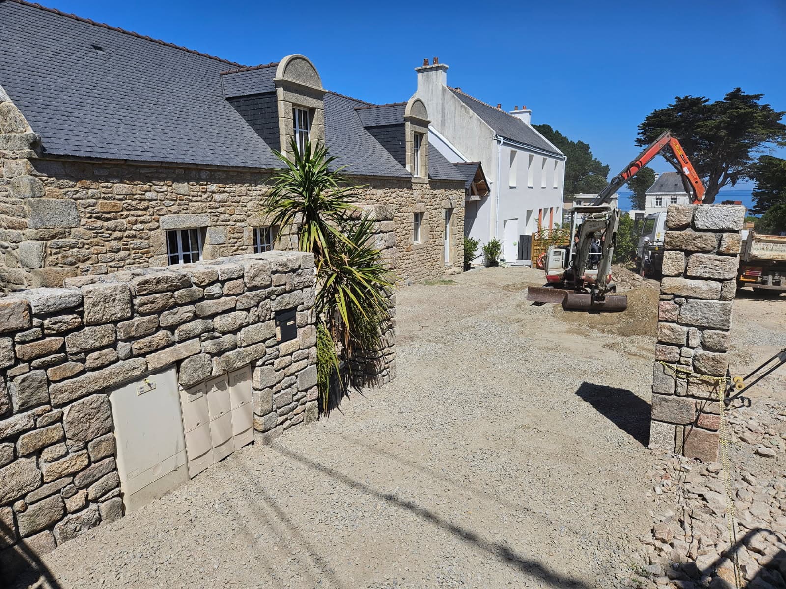 Ancienne ferme en pierre avec nombreuses ouvertures et toiture ardoise avant rénovation intérieure et extérieure par AJY Maçonnerie.